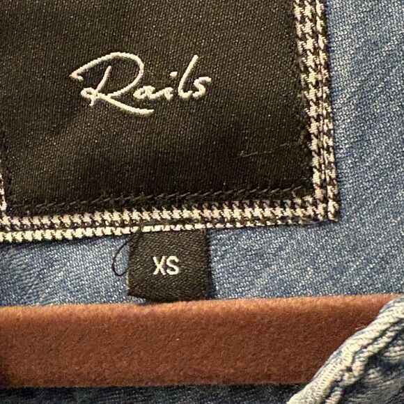 Rails Dana Blue Denim Chambray Shirt Distressed Hem Size XS - Picture 2 of 4